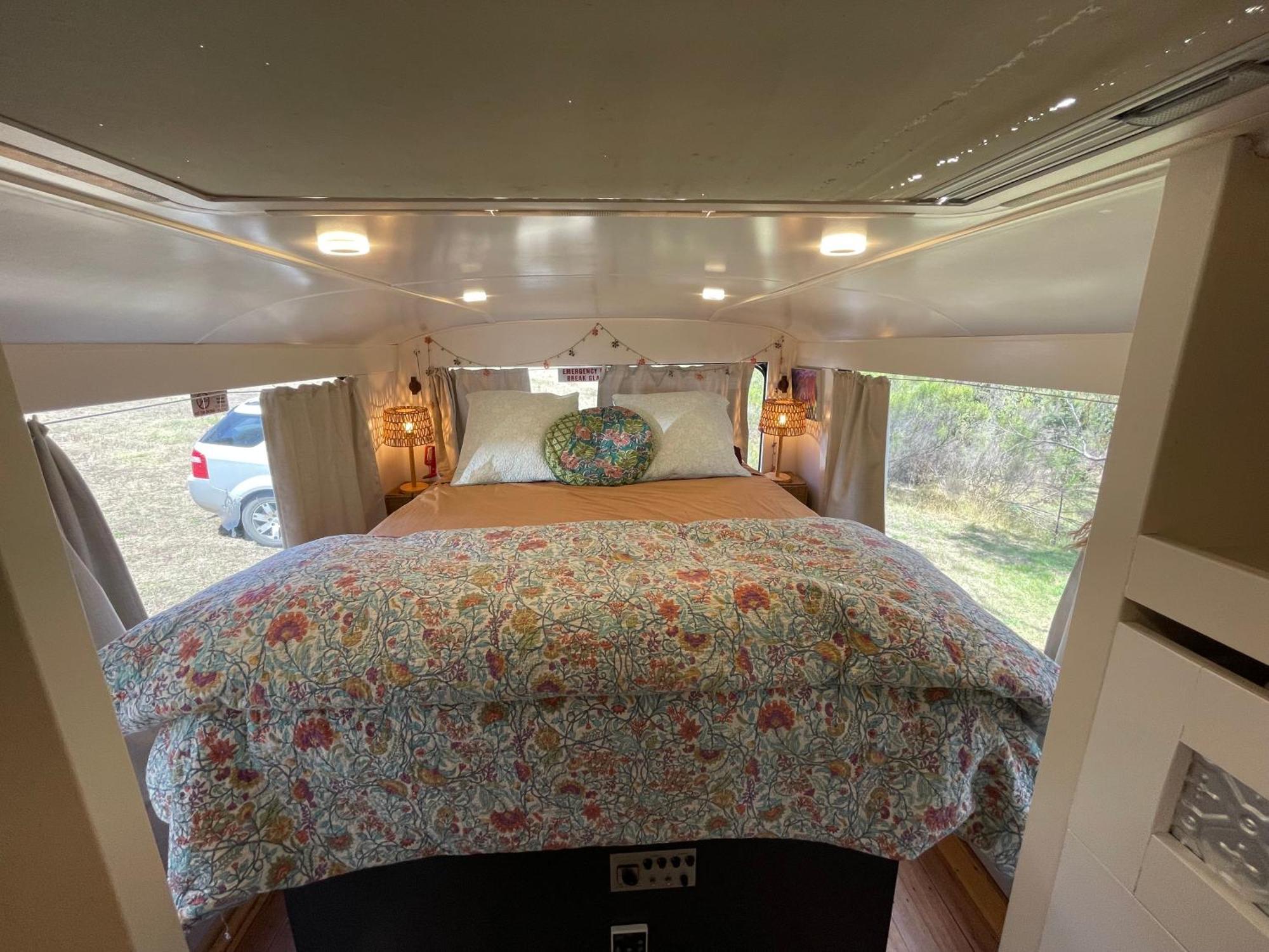 Bus - Tiny - 1980s Classic With Off Grid Elegance Holiday home